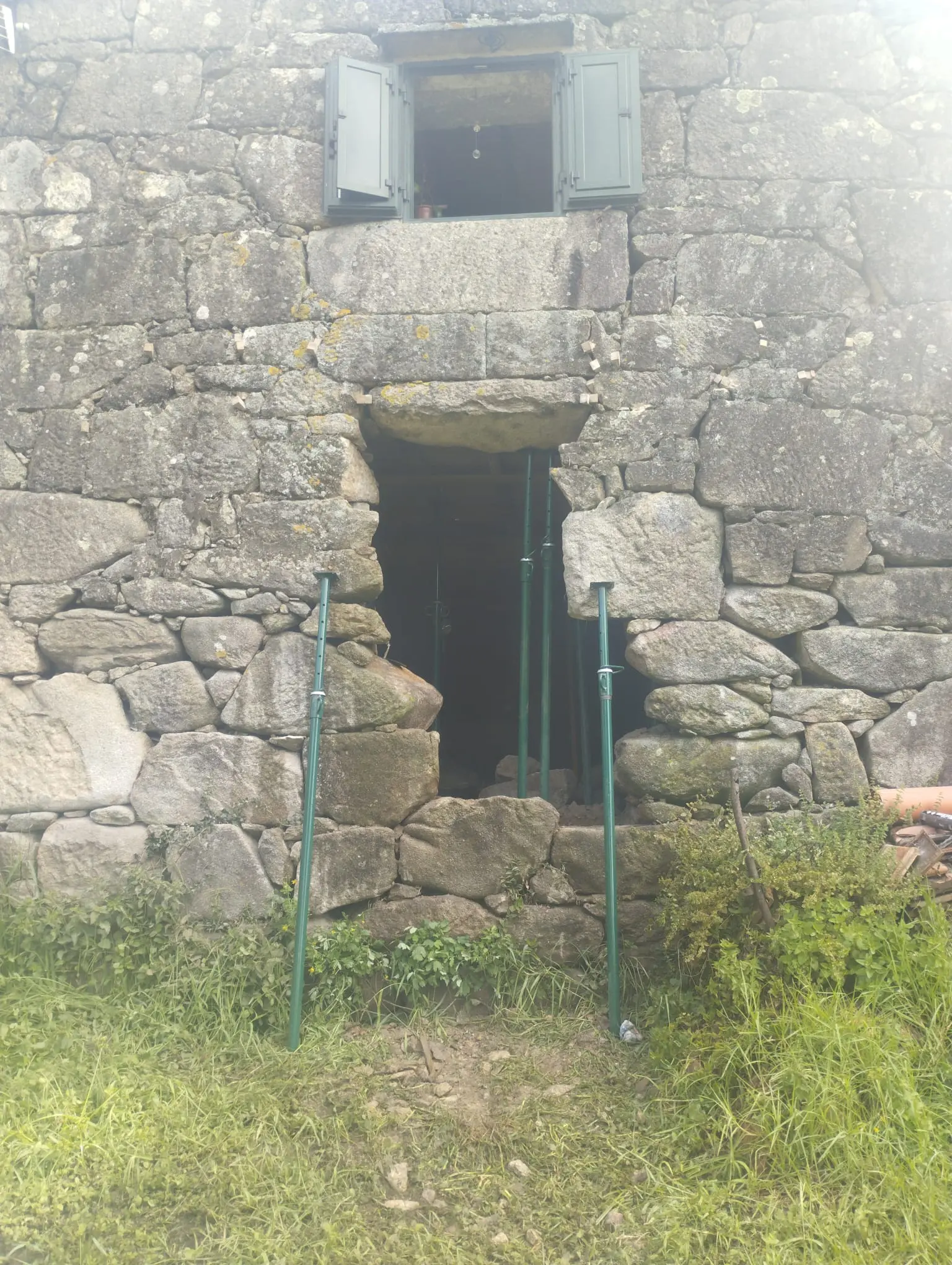 Apertura de hueco en muro de piedra con dintel de cantería
