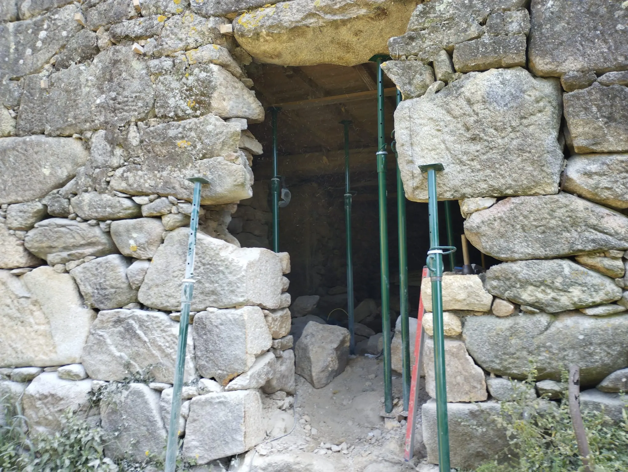 Apertura de hueco en muro de piedra