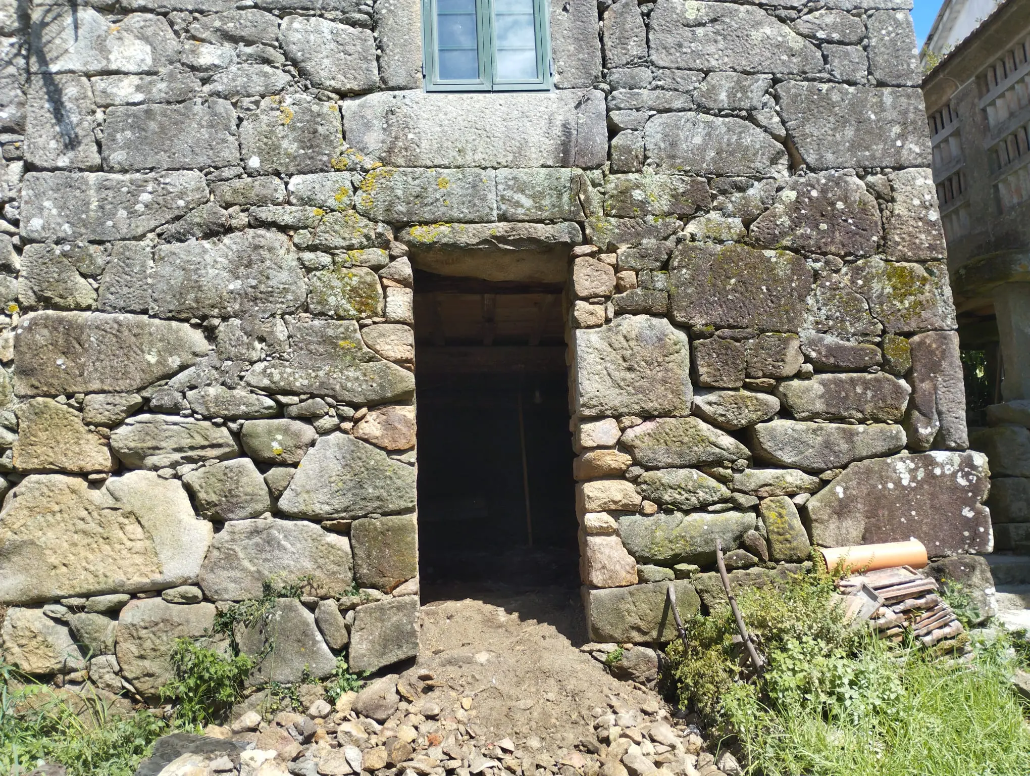 Apertura de hueco en muro de piedra tradicional