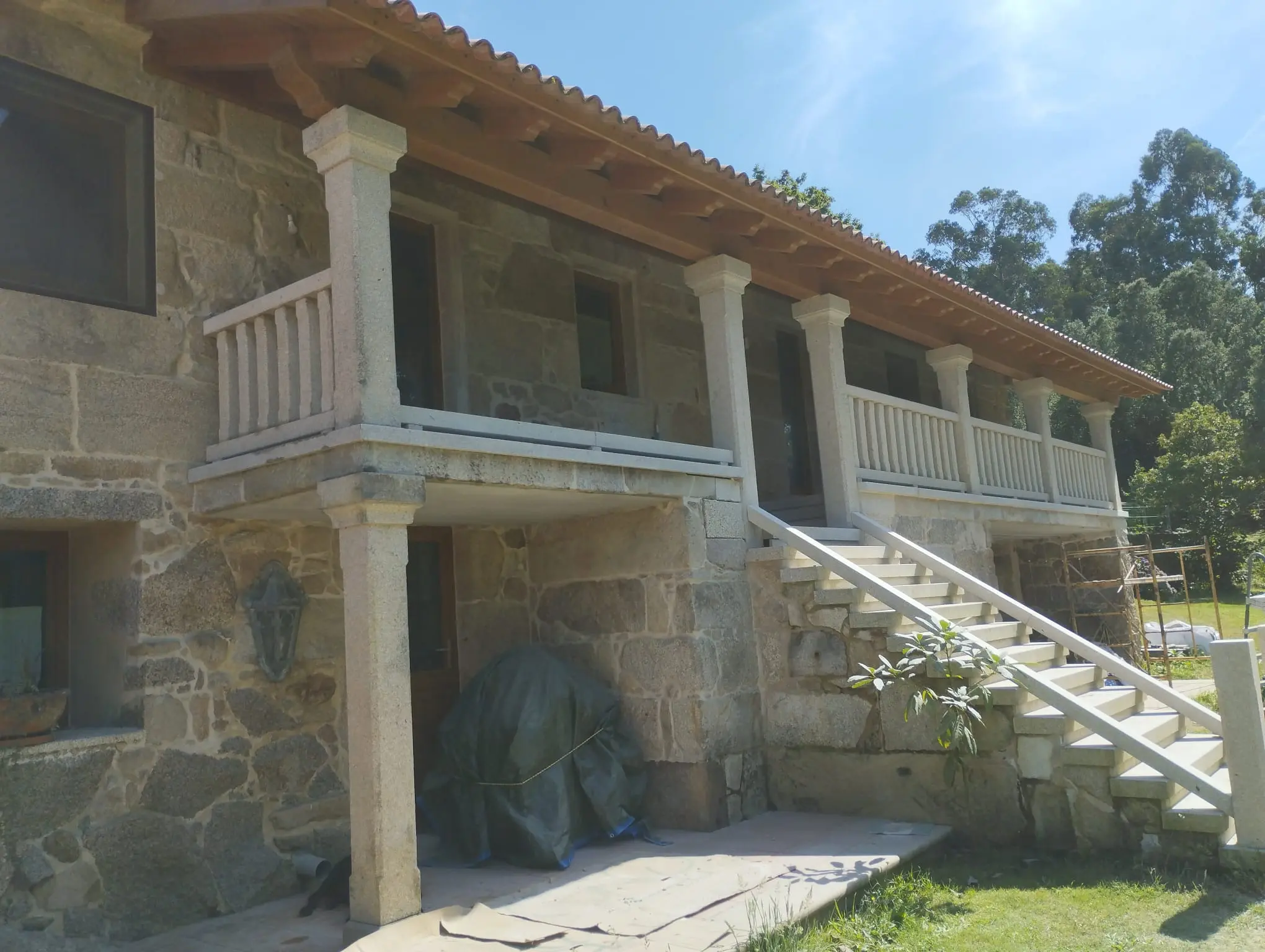 Balaustrada de piedra tallada con diseño tradicional