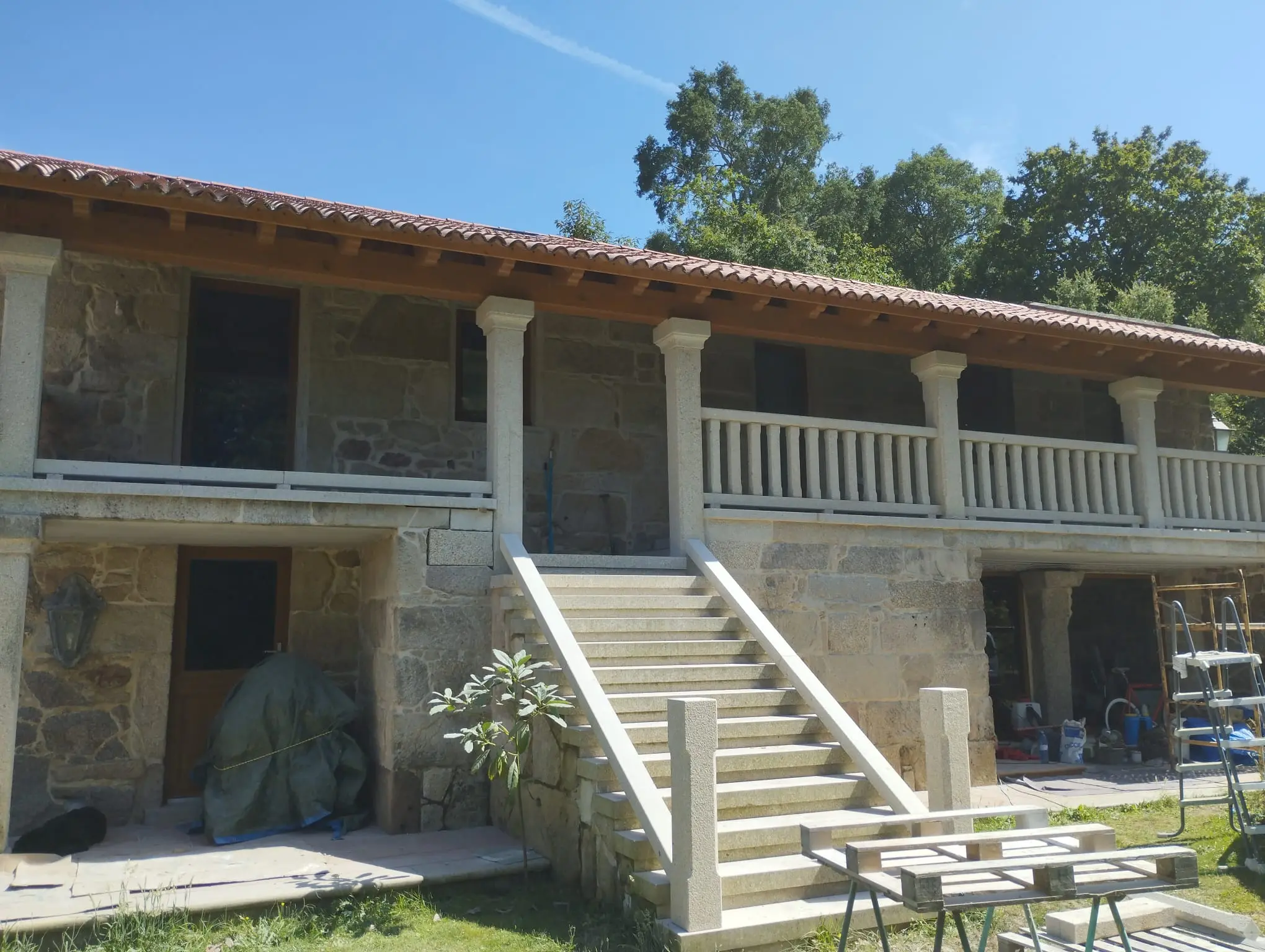 Balaustrada en piedra natural para terraza