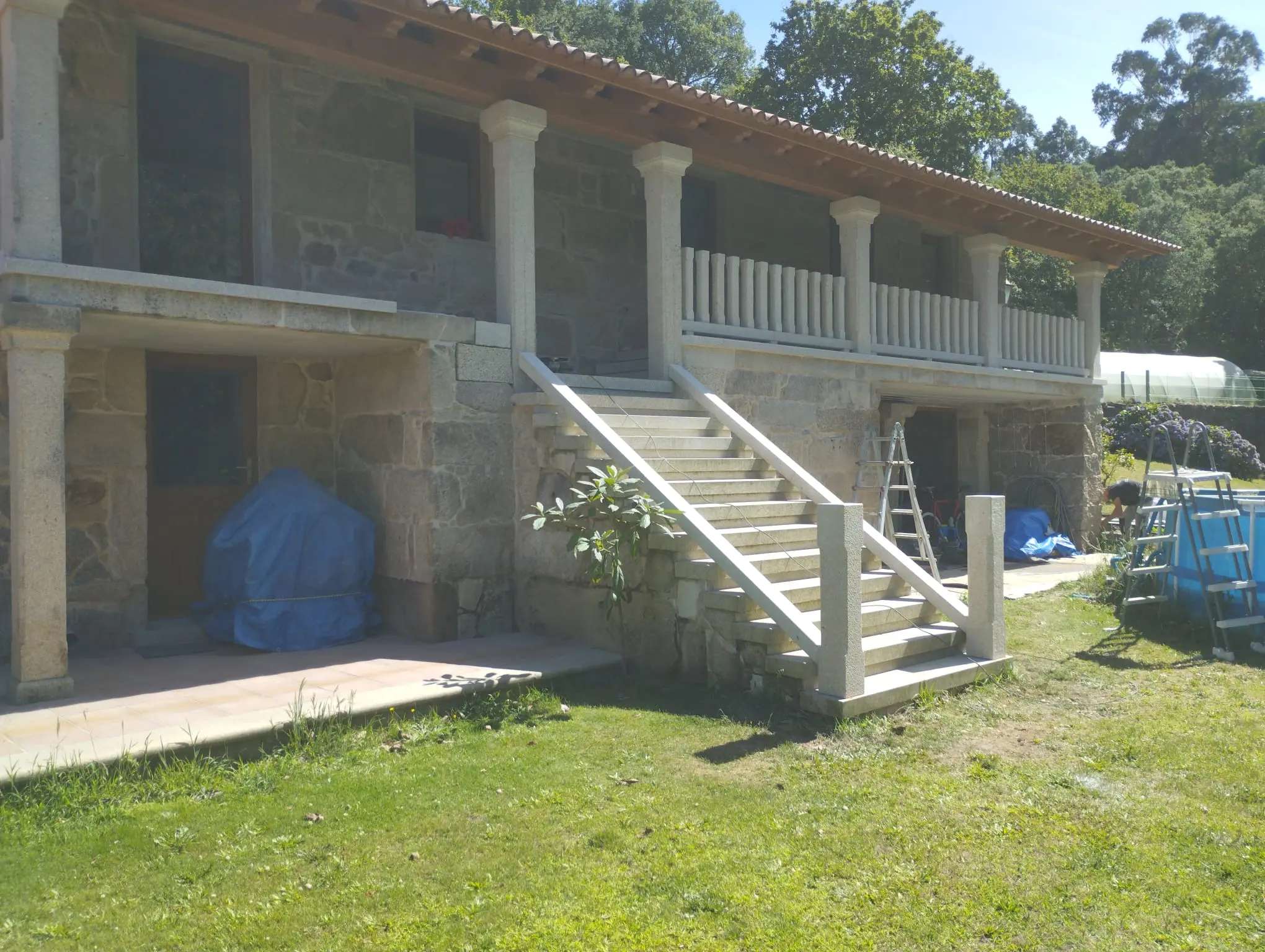 Detalle de balaustres de piedra labrada a mano