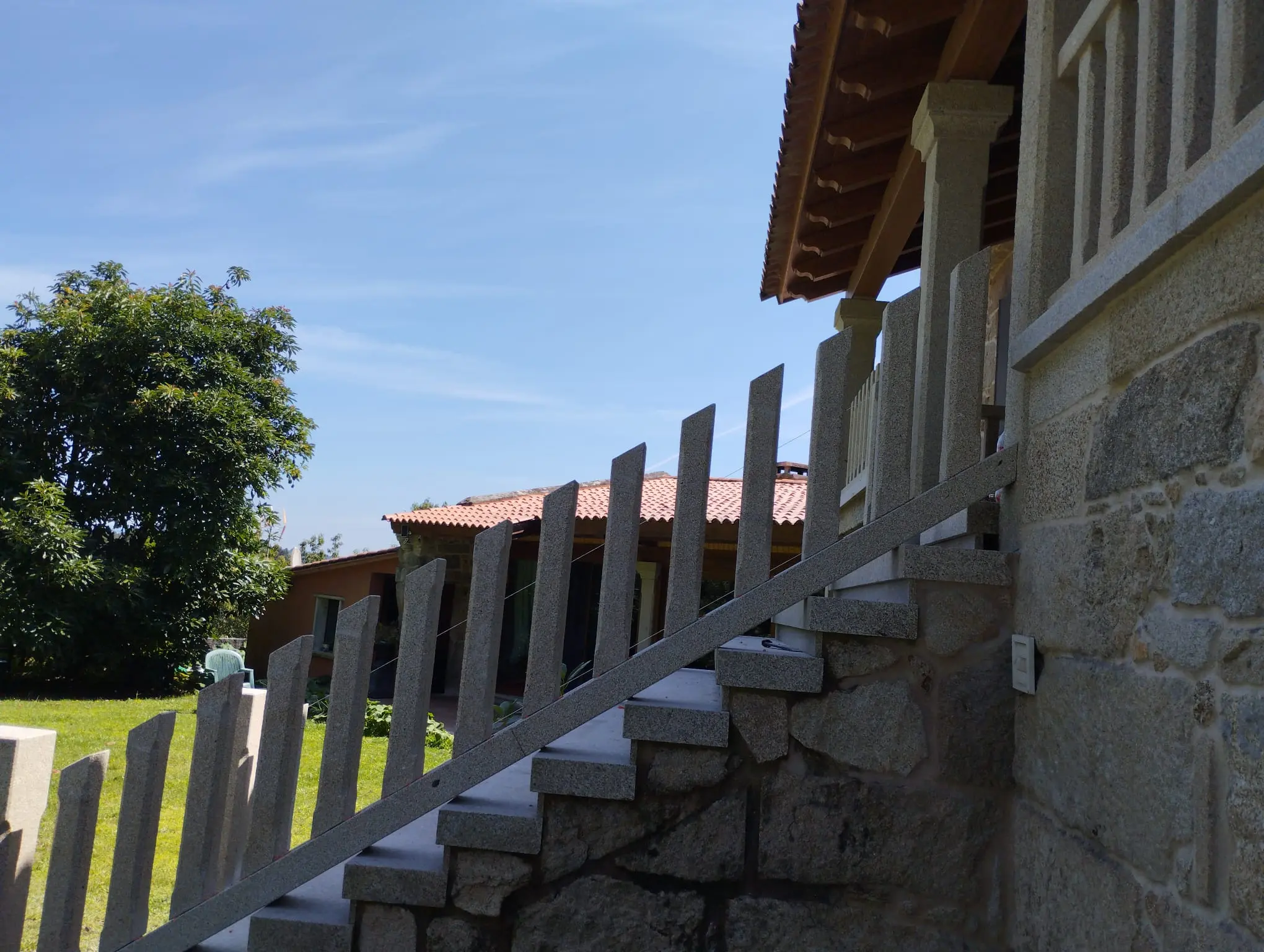 Barandilla de cantería con balaustres torneados en piedra