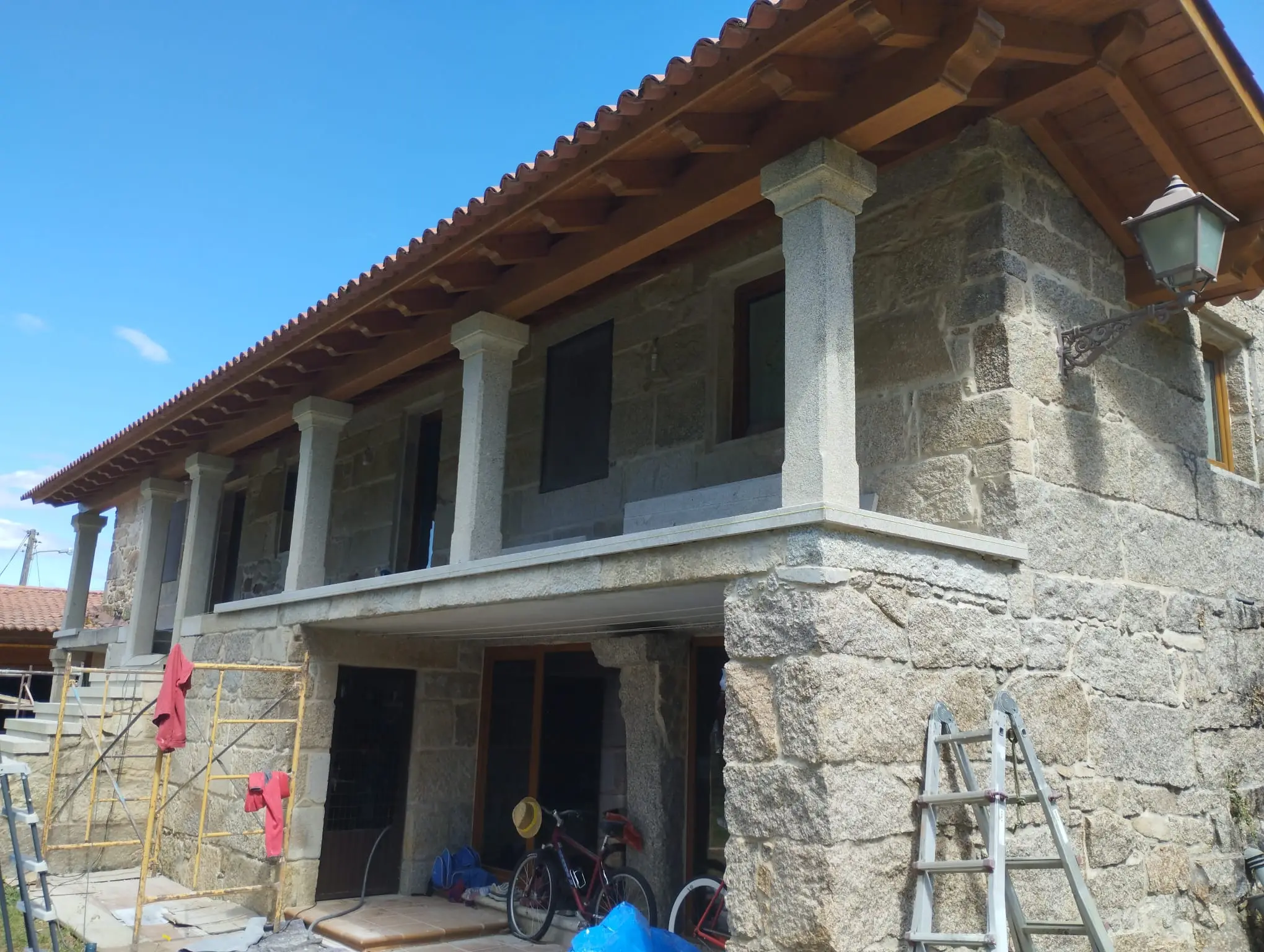 Trabajo artesanal de balaustrada con pilares de piedra