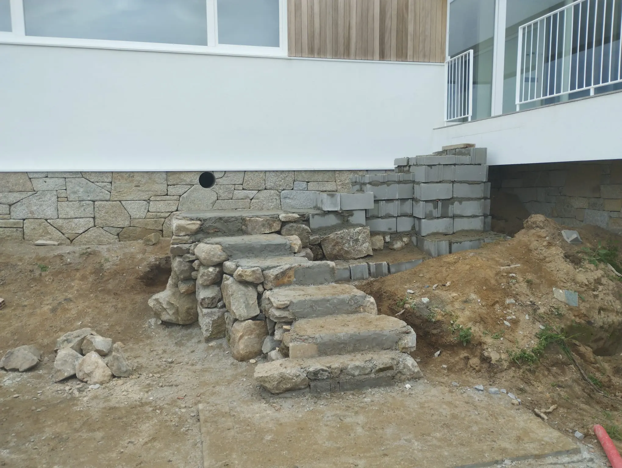 Escalera exterior de piedra natural con peldaños tallados