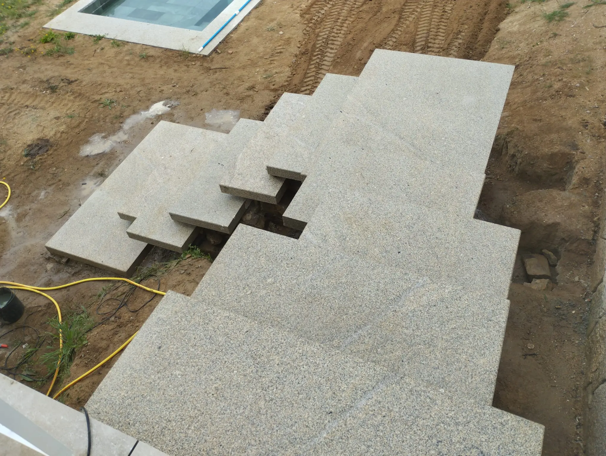 Escalinata de cantería con acabado tradicional