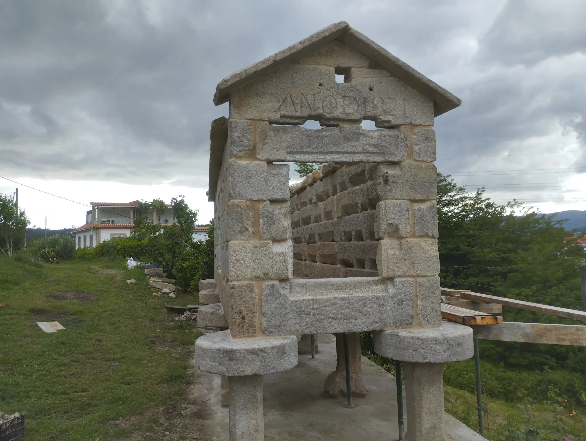 Hórreo gallego restaurado en piedra