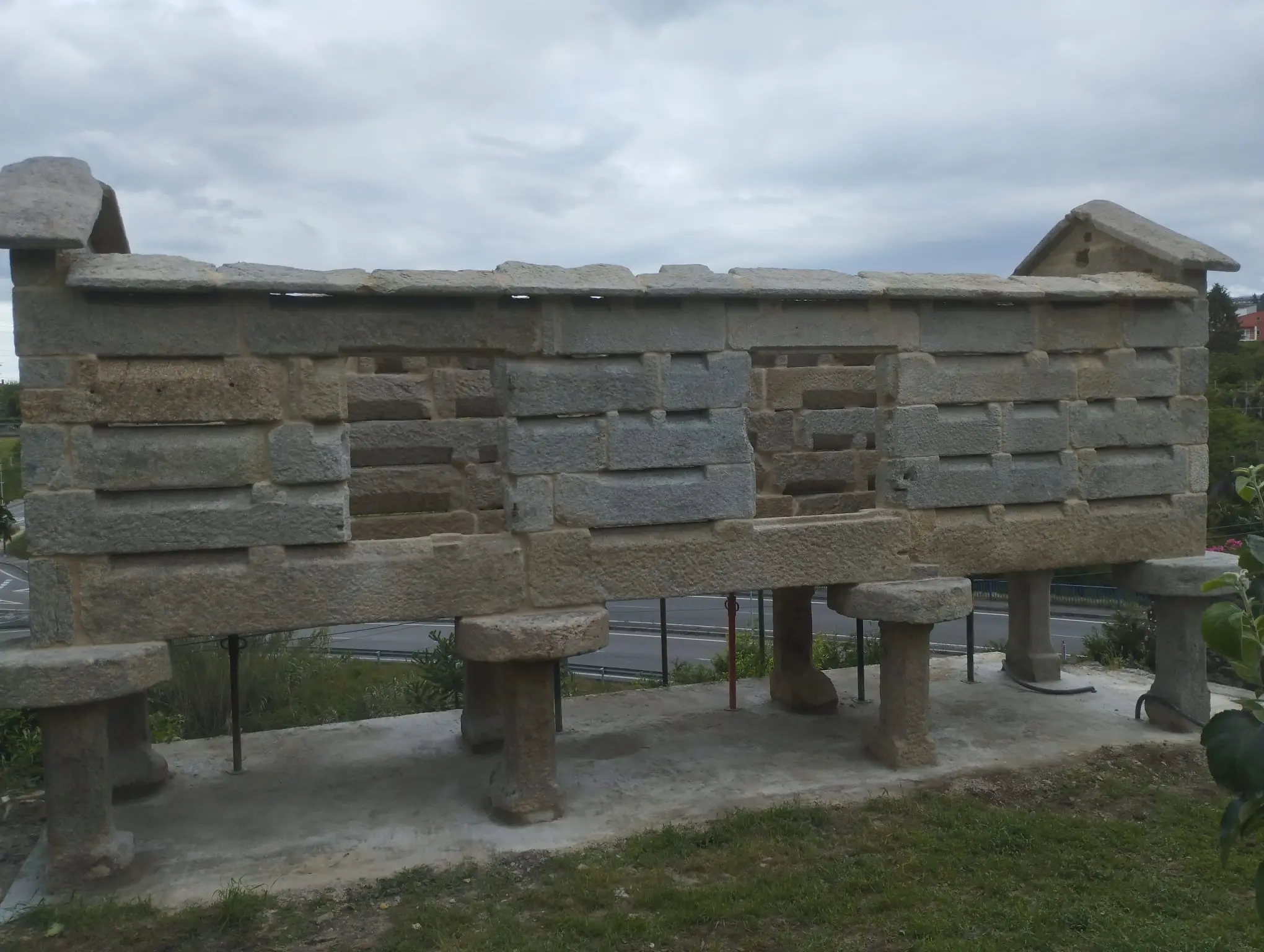 Detalle de pilares de piedra en hórreo gallego