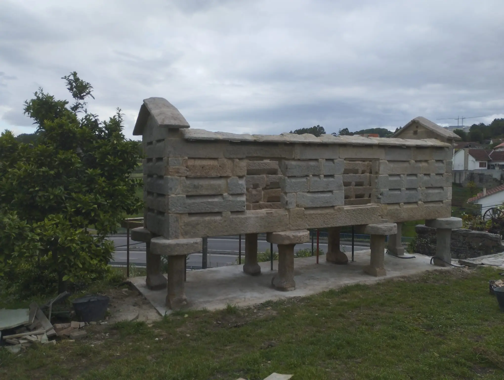 Hórreo rehabilitado con técnicas tradicionales de cantería