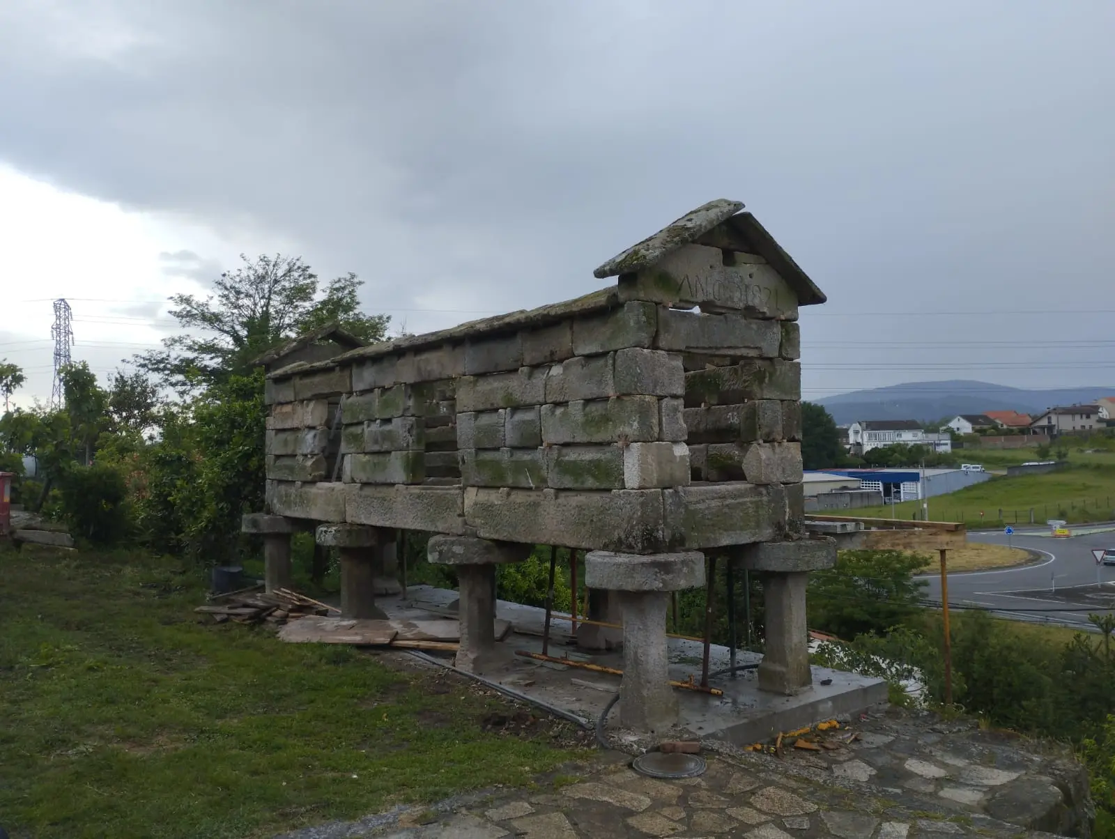 Trabajo de restauración en hórreo antiguo