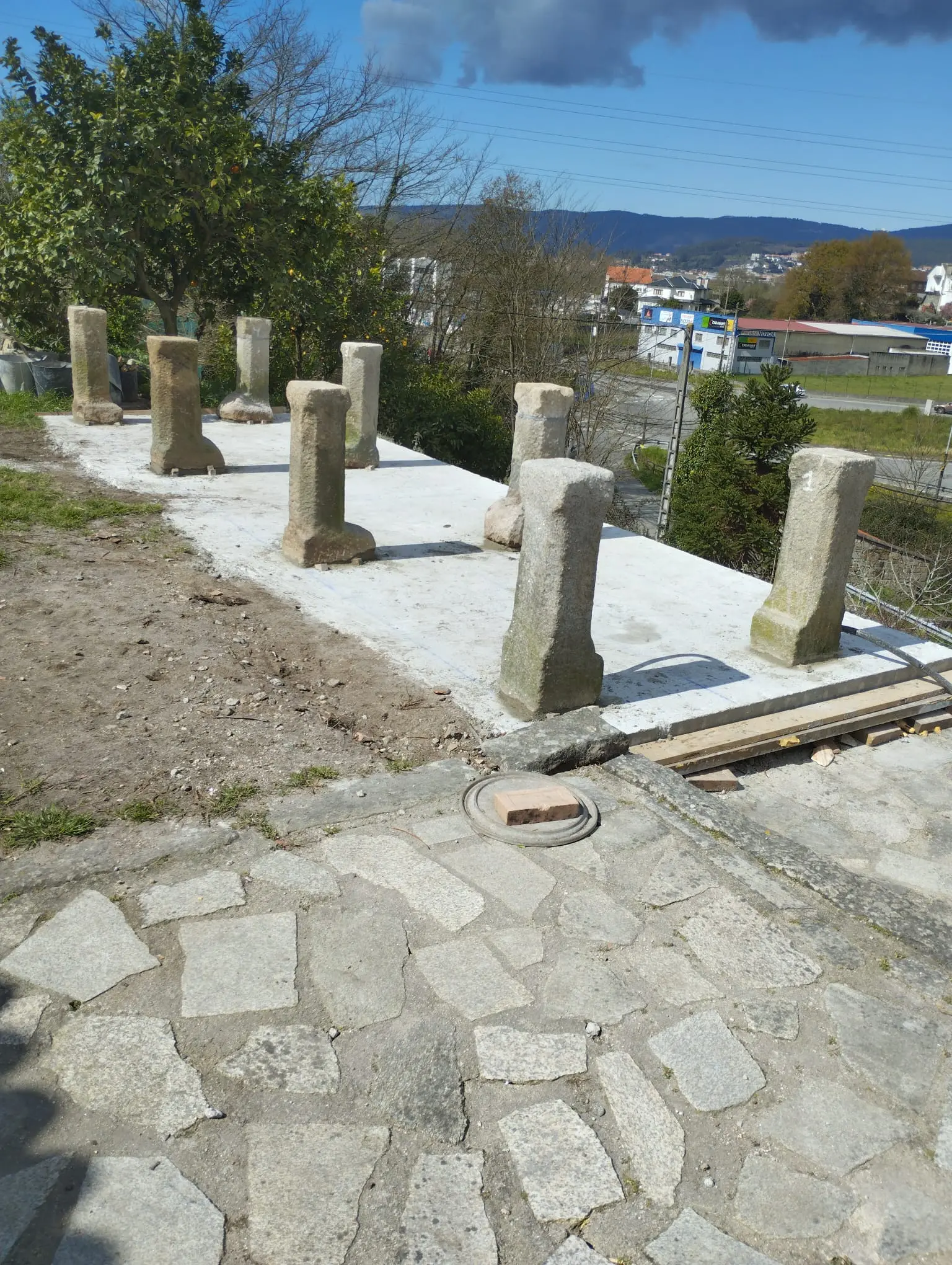 Base de piedra tallada para hórreo tradicional