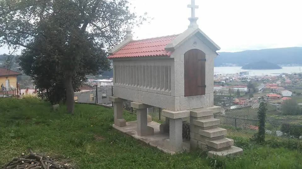 Hórreo tradicional con mampostería de piedra natural