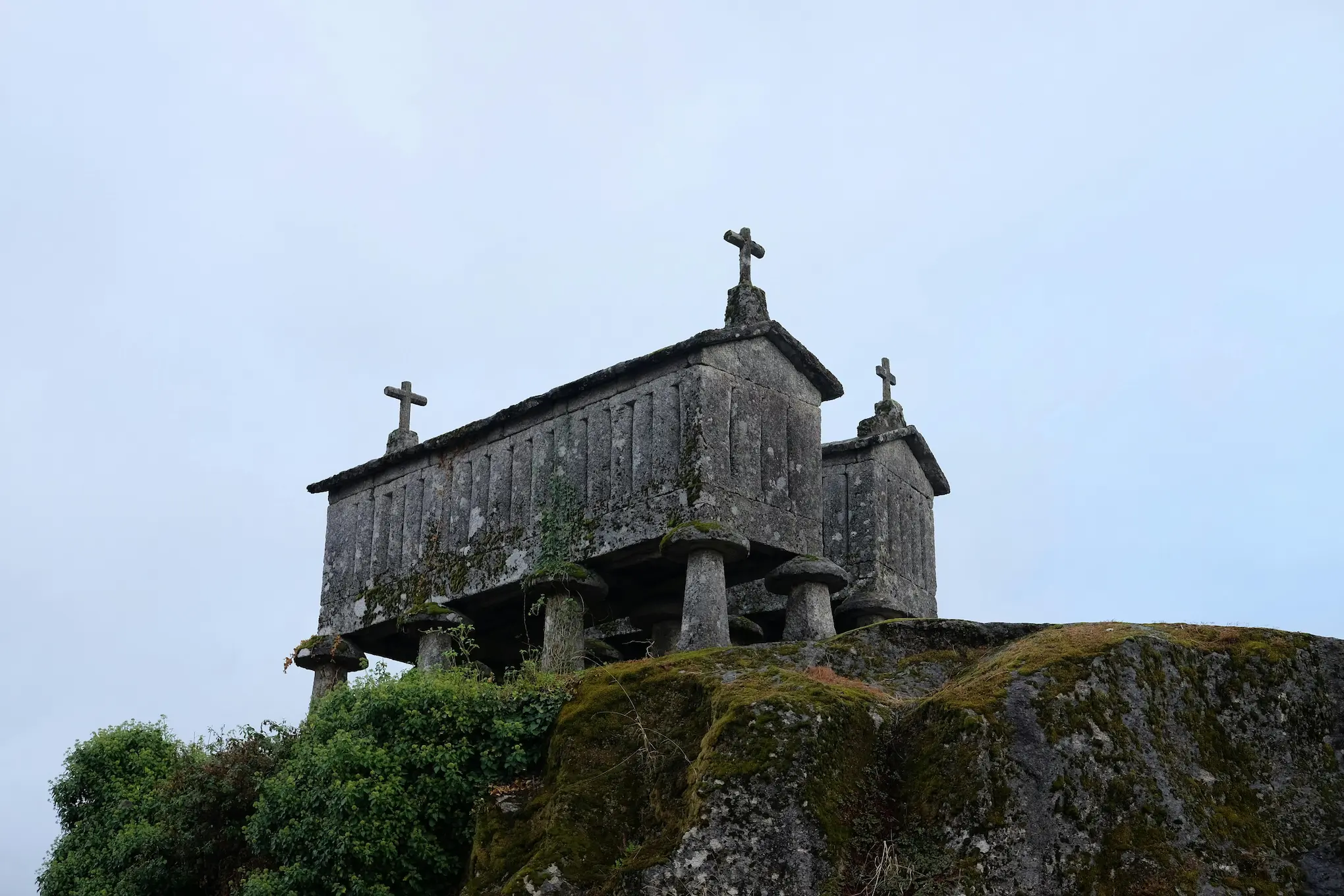 Balaustrada de piedra restaurada con técnicas tradicionales de cantería