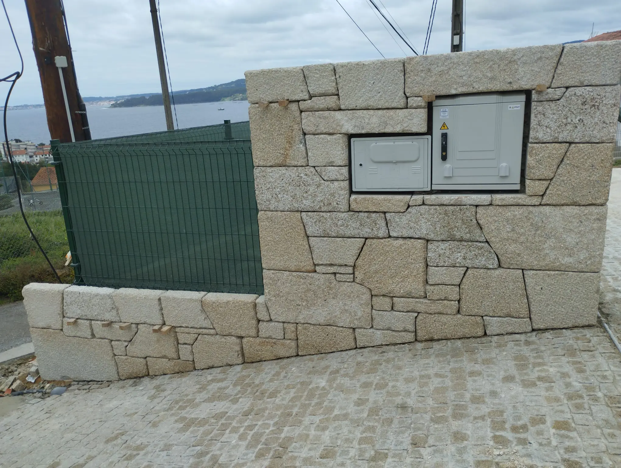 Muro de cantería a hueso con acabado en piedra natural y vista panorámica