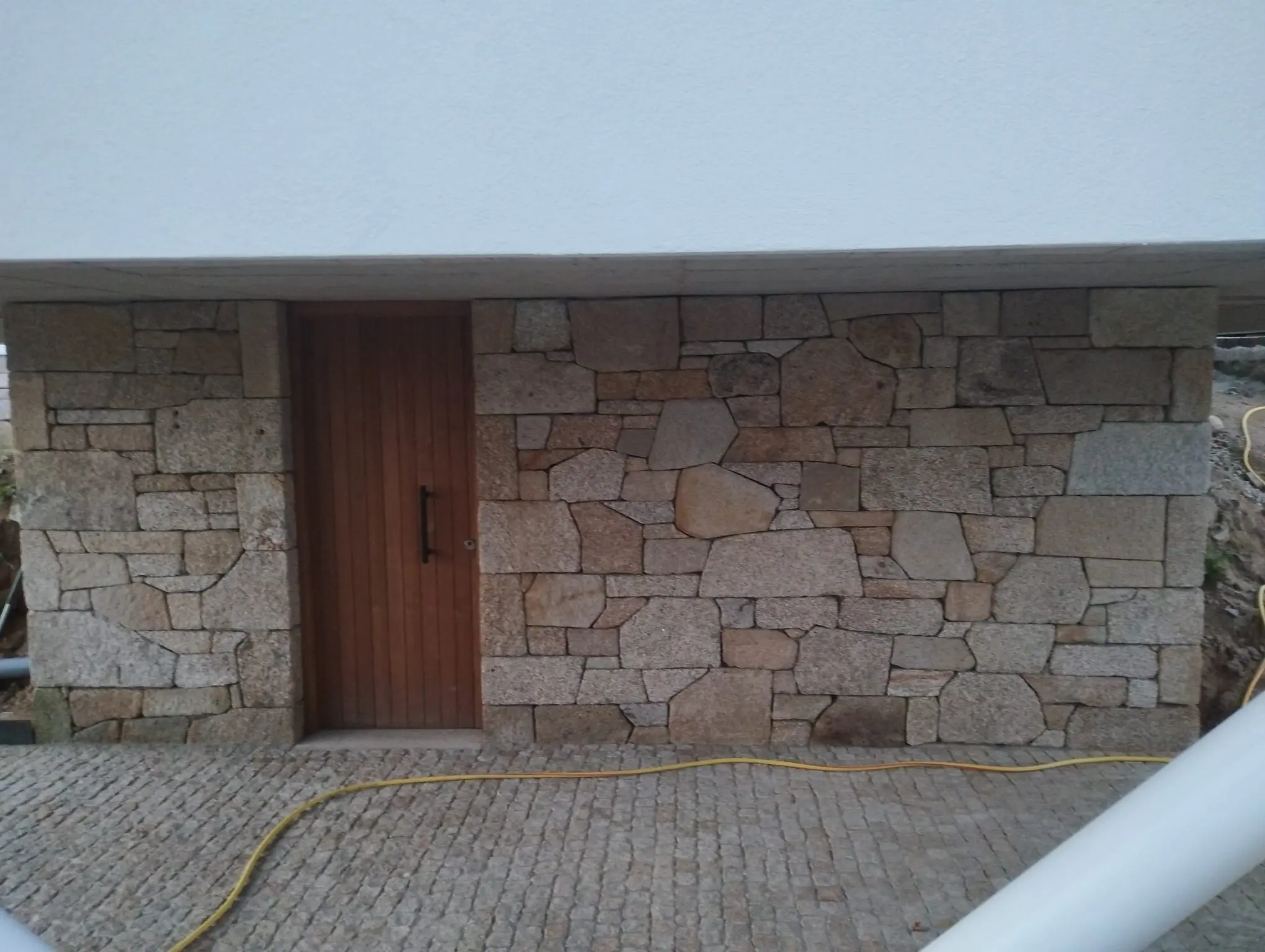 Muro de cantería a hueso con piedra tallada