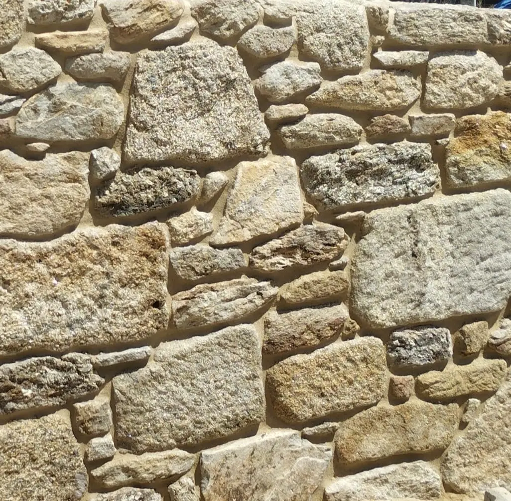 Trabajo artesanal con piedra portuguesa de calidad