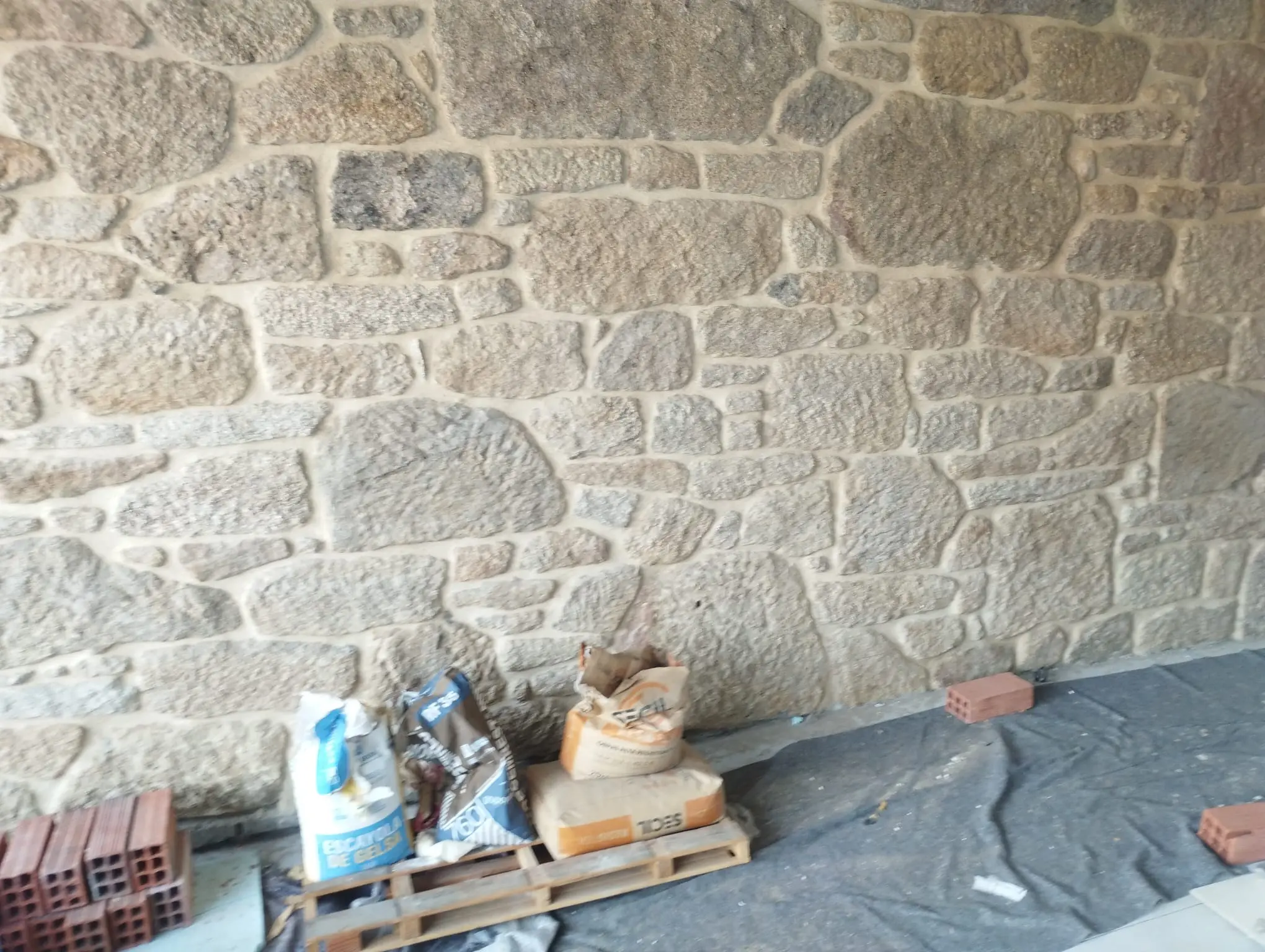 Fachada de mampostería tradicional con piedra natural