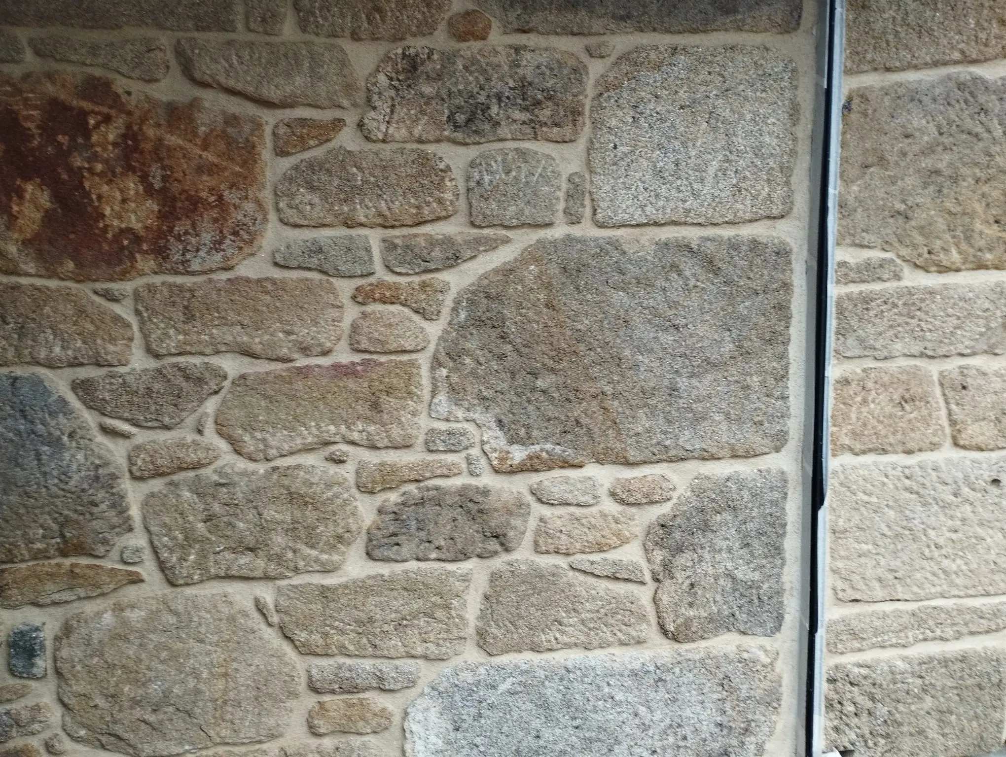 Construcción de pared en mampostería de piedra