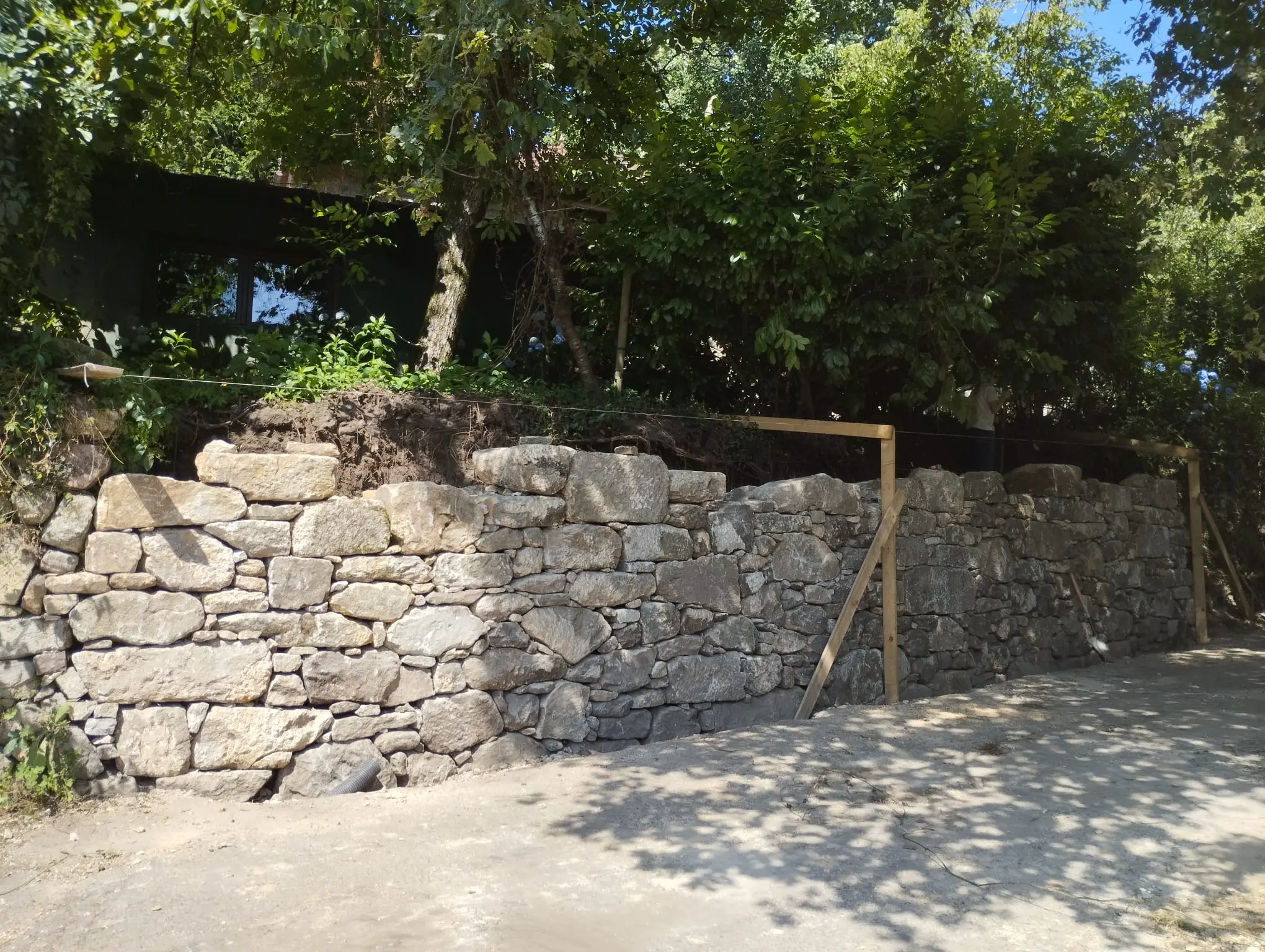 Trabajo artesanal de mampostería con piedra del país